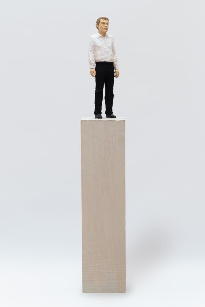 Mann mit schwarzer Hose