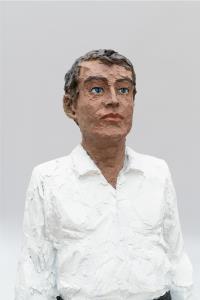 Mann mit schwarzer Hose auf Sockel