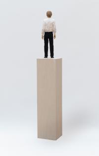 Mann mit schwarzer Hose