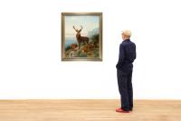 Hirsch und drei Rehe in Berglandschaft