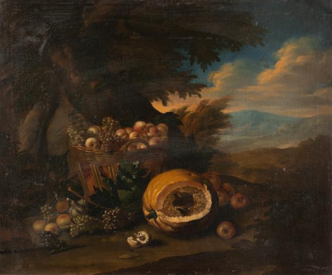 Auf Waldboden abgestellter Früchtekorb mit Kürbis