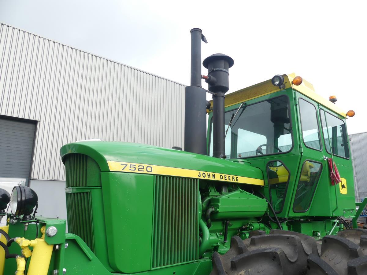 John-Deere 7520