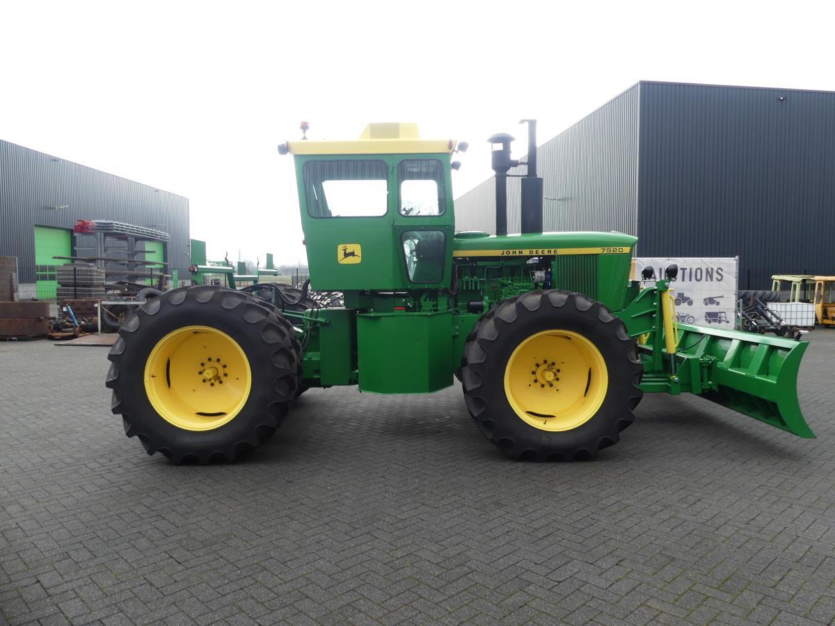 John-Deere 7520