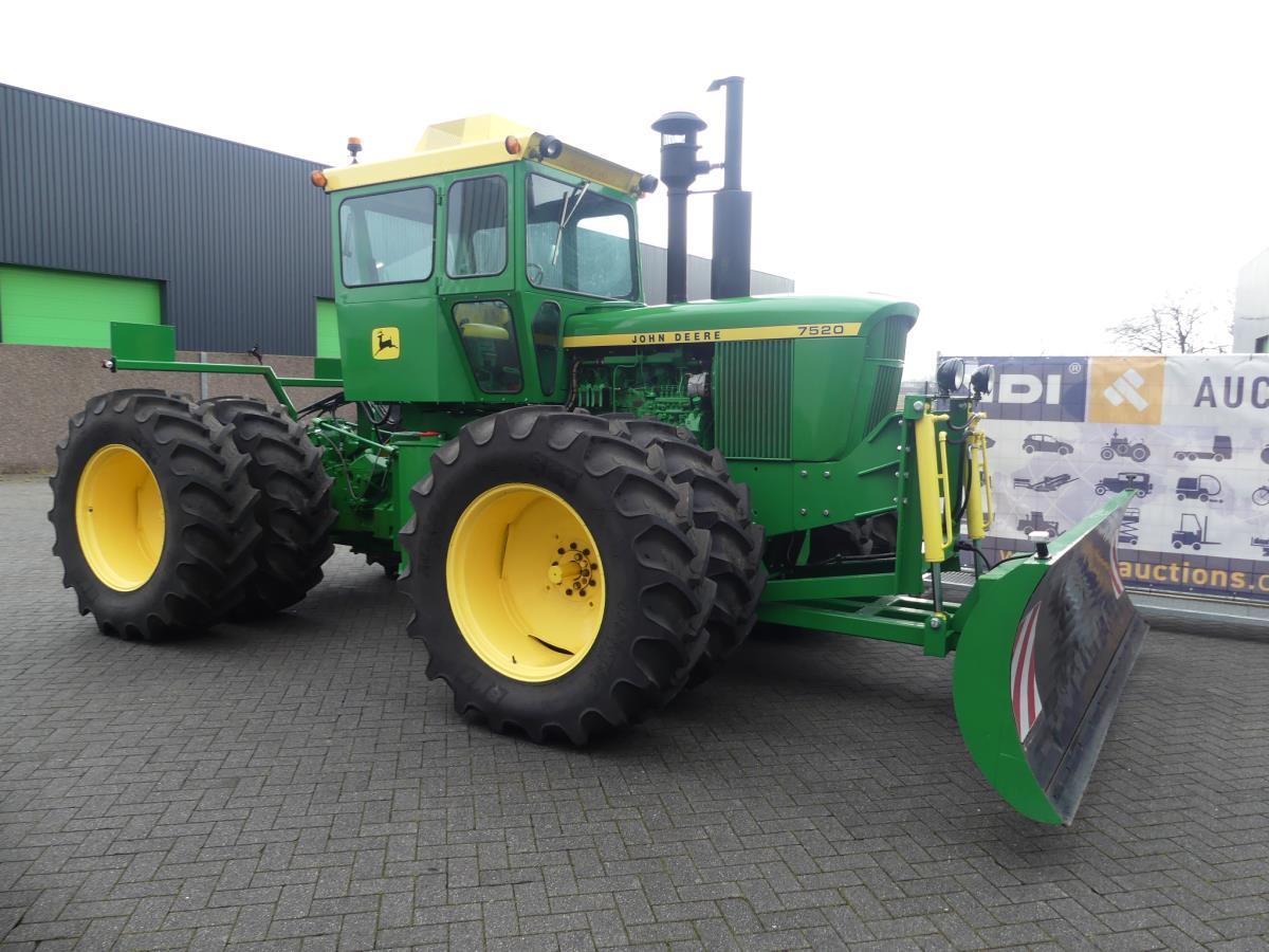 John-Deere 7520