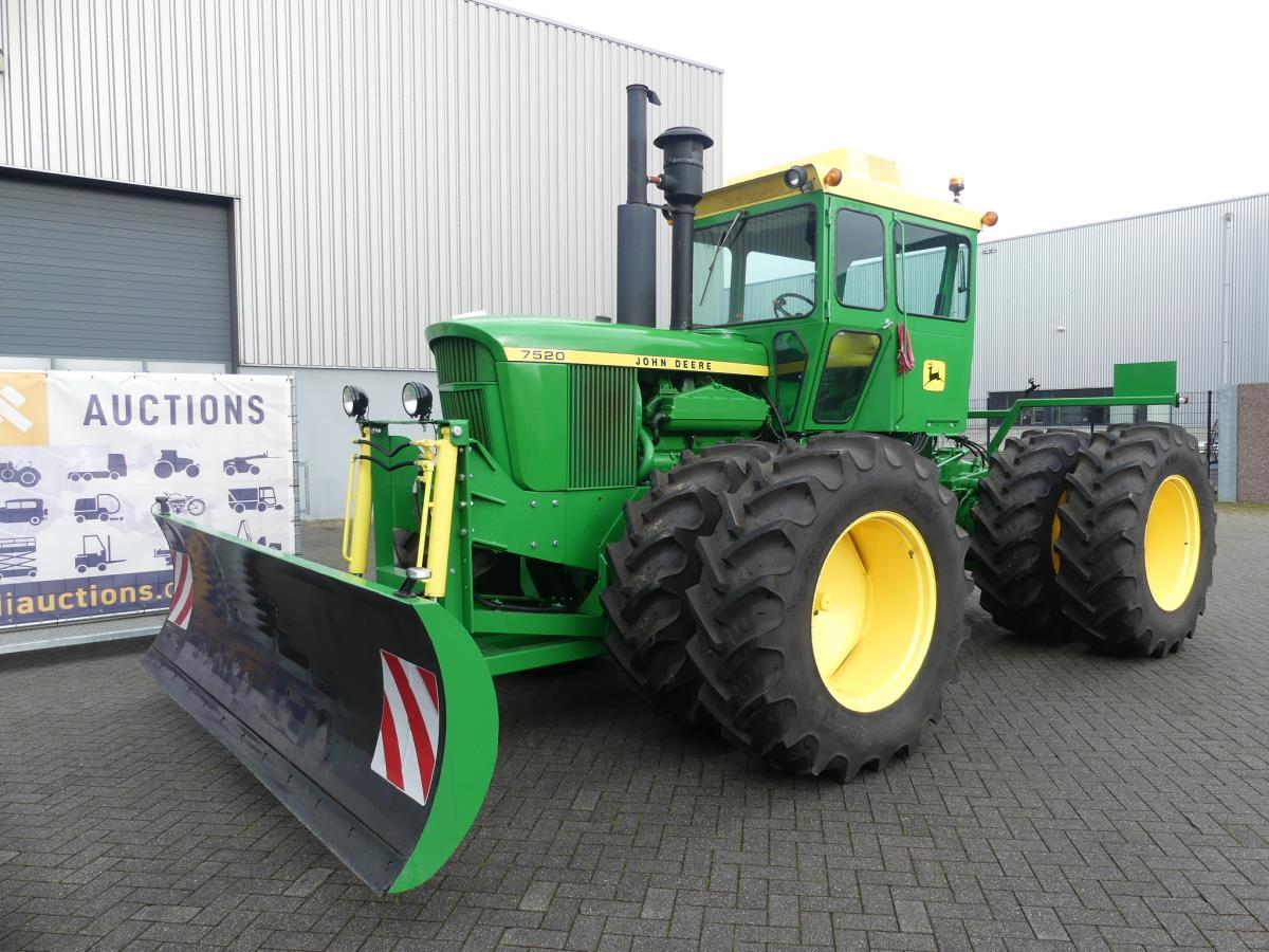 John-Deere 7520