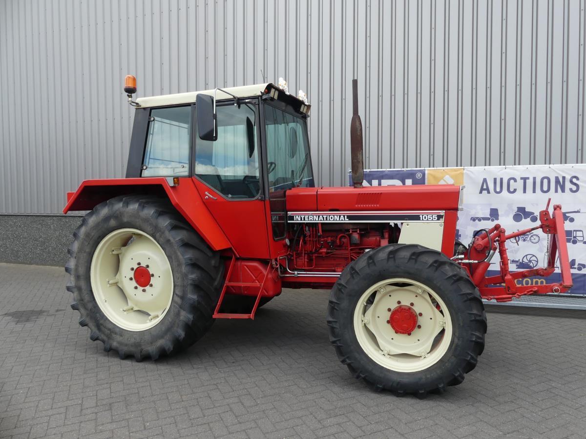 International 1055 4WD