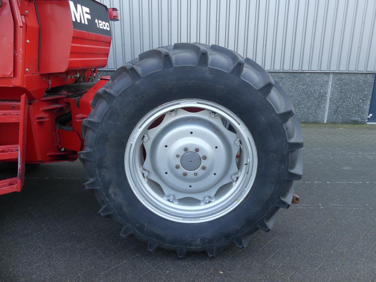 Massey-Ferguson 1200