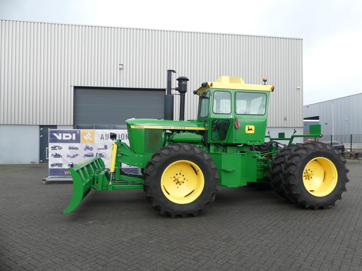 John-Deere 7520