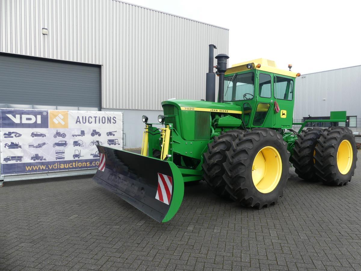 John-Deere 7520