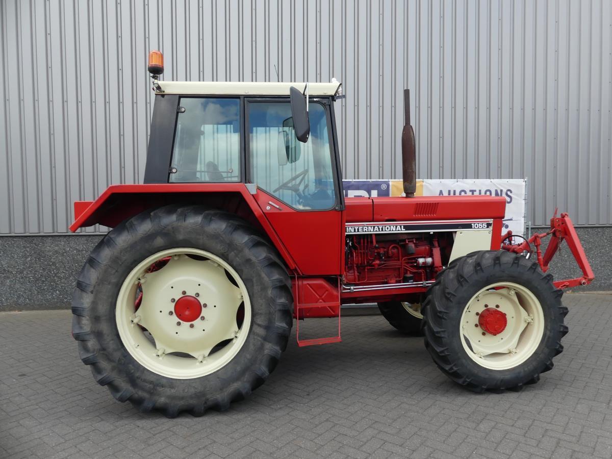 International 1055 4WD