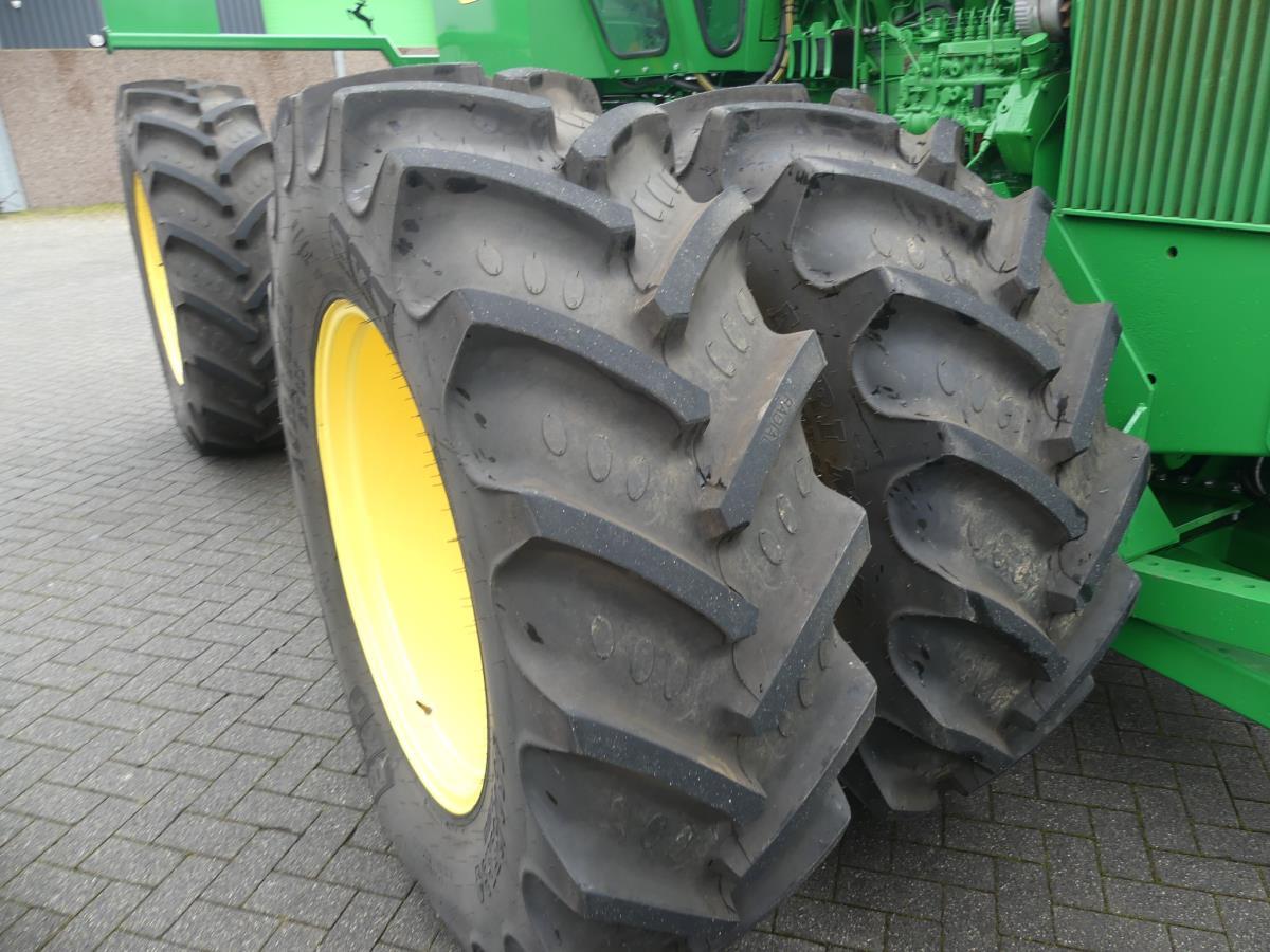 John-Deere 7520