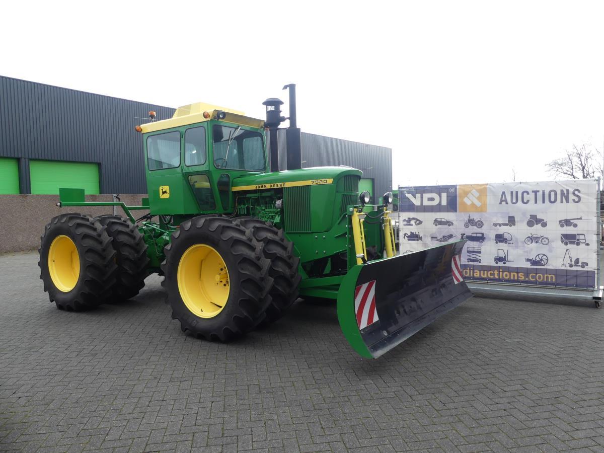John-Deere 7520