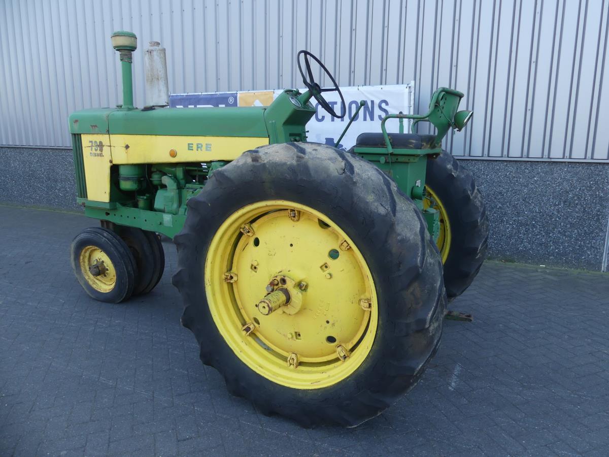 John-Deere 730