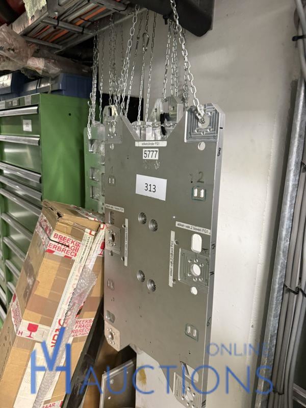 Mixed lot of lamps and plates – kavel bij VH Auctions, Belgium
