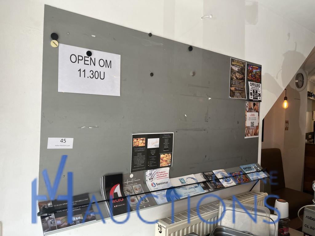Wandmagneetbord met spiegel en wandklok – kavel bij VH Auctions