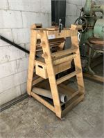 Verrijdbaar houten rek – kavel bij VH Auctions