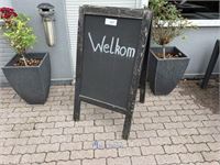 Stoepbord en sigarettenpaal – kavel bij VH Auctions