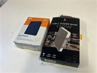 Powerbank TITAN en externe harde schijf WD – kavel bij VH Auctions