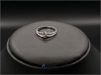 white gold ring set with diamond and ruby 9 carat – kavel bij VH Auctions