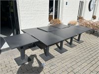 Partij antracietkleurige terrastafels – kavel bij VH Auctions