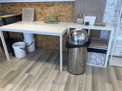 Partij diversen bestaande uit formica wandkast, metalen vuilnisemmer, pvc emmers, 4 formica krukjes, 2 metalen krukjes, dienwagen, enzovoor – kavel bij VH Auctions