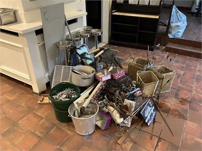Partij metaalresten en parasolvoeten – kavel bij VH Auctions