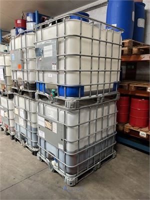 2 IBC-containers met motor- en hydrauliekolie – kavel bij VH Auctions