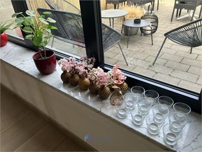 Partij diverse vaasjes, imitatieplanten in pot, theelichthouders en kapstok – kavel bij VH Auctions