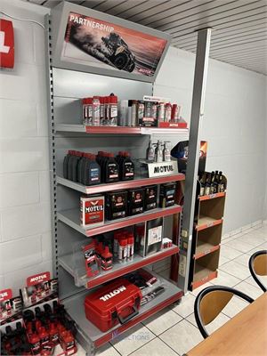 Grote partij MOTUL winkelinrichting en onderhoudsproducten – kavel bij VH Auctions