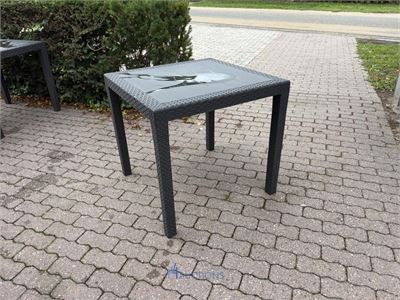 2 kunststof tuintafels – kavel bij VH Auctions