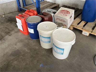 Partij diverse chemicaliën en oliën – kavel bij VH Auctions