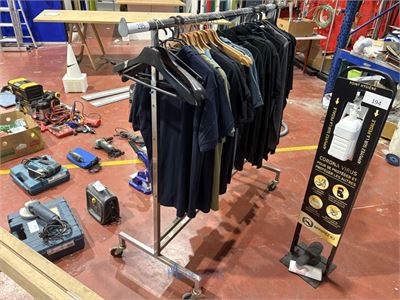 Verrijdbaar metalen kledingrek met kleding – kavel bij VH Auctions