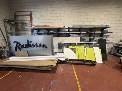 Grote partij diversen met metalen en winkelinrichting – kavel bij VH Auctions