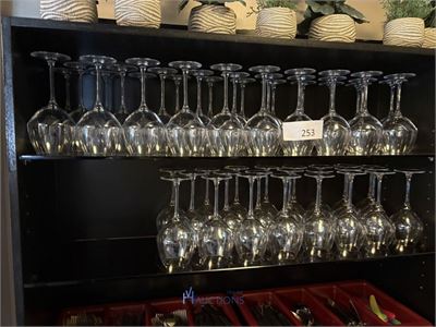 Partij servies en decoratie – kavel bij VH Auctions