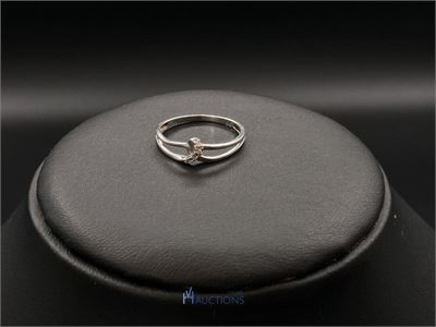white gold ring set with diamond and ruby 9 carat – kavel bij VH Auctions