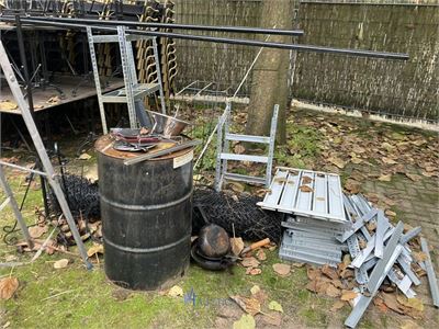 Partij metaalresten en parasolvoeten – kavel bij VH Auctions