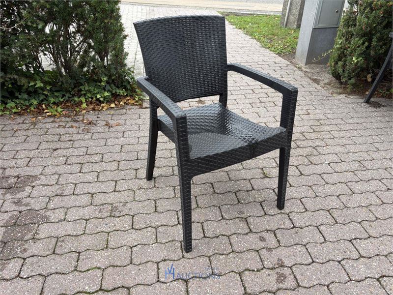 6 kunststof tuinstoelen – kavel bij VH Auctions