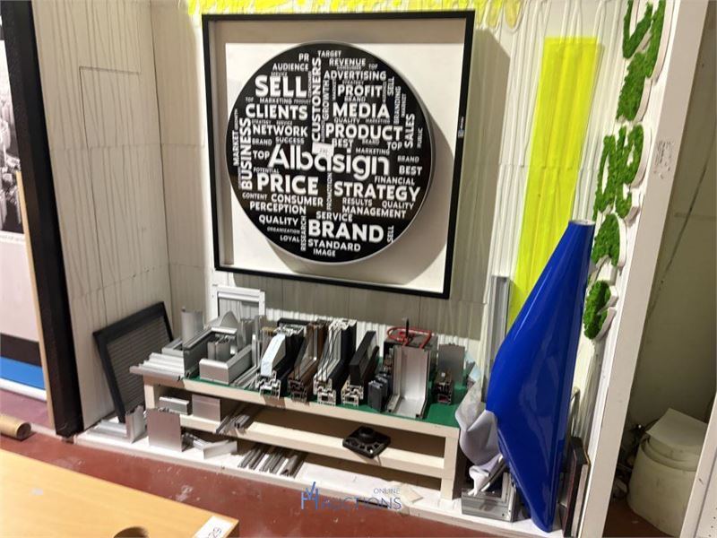 Partij diversen met bannerhouders en displays – kavel bij VH Auctions