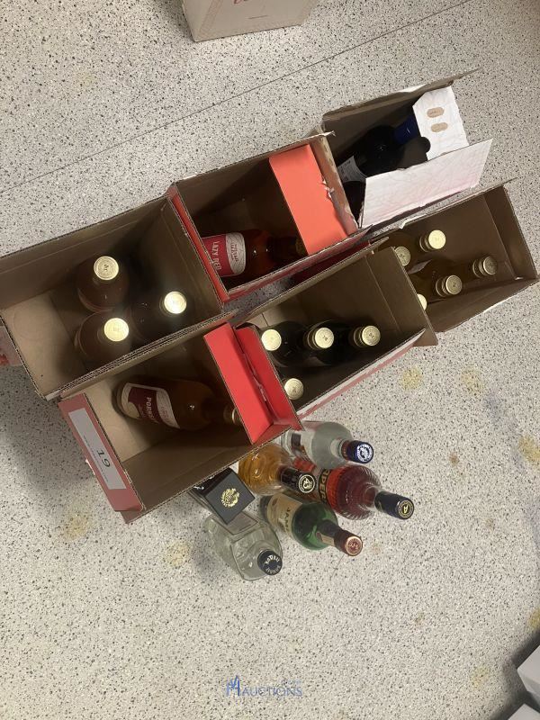 Plm 23 diverse flessen geestrijke drank waaronder DISARONNO, LIQUOR 43, DUTCH COCKTAILCLUB, enzovoort waaronder aangesproken – kavel bij VH Auctions