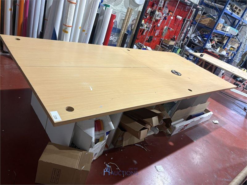 Formica werktafel met inhoud – kavel bij VH Auctions