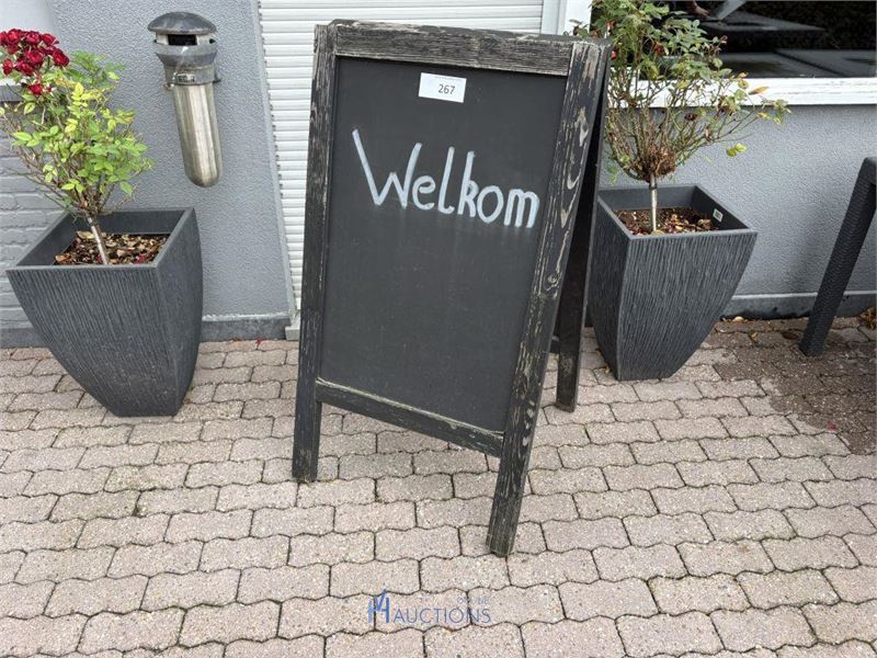Stoepbord en sigarettenpaal – kavel bij VH Auctions