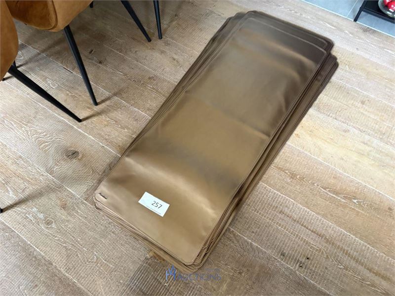 Circa 17 placemats PAVELINNI – kavel bij VH Auctions