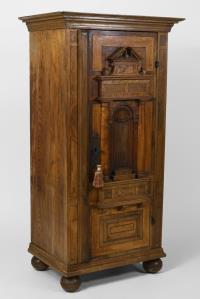 Schmaler Renaissance-Schrank