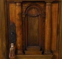 Schmaler Renaissance-Schrank