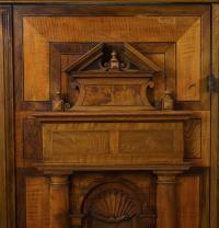 Schmaler Renaissance-Schrank