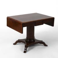 Seitenwangentisch Mahagoni rötlich; Fuß mit glatter Säule