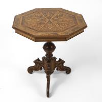 Reich intarsierter sechseckiger Beistelltisch