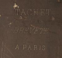 Knabe in sommerlicher Dorflandschaft