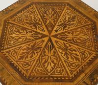 Reich intarsierter sechseckiger Beistelltisch