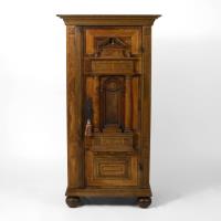 Schmaler Renaissance-Schrank